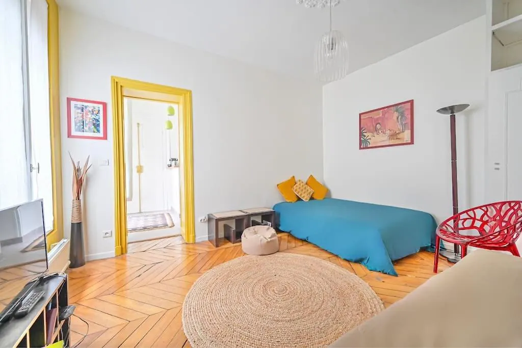 Radiant Flat - Spacious Studio Apartment - Marais Paris