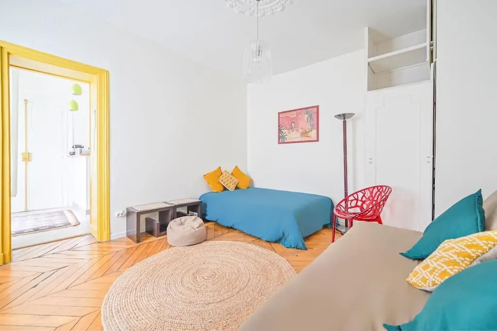 Radiant Flat - Spacious Studio Apartment - Marais Paris