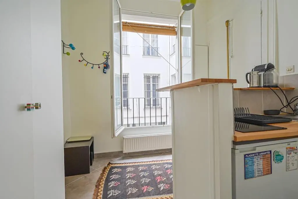 Radiant Flat - Spacious Studio Apartment - Marais Paris France