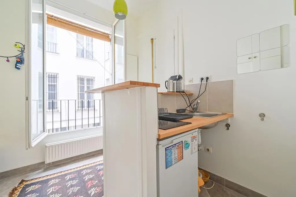 Radiant Flat - Spacious Studio Apartment - Marais Paris