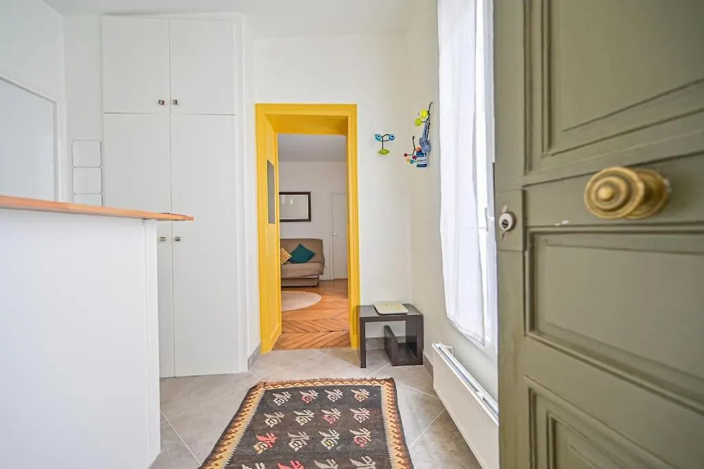 Radiant Flat - Spacious Studio Apartment - Marais Paris France